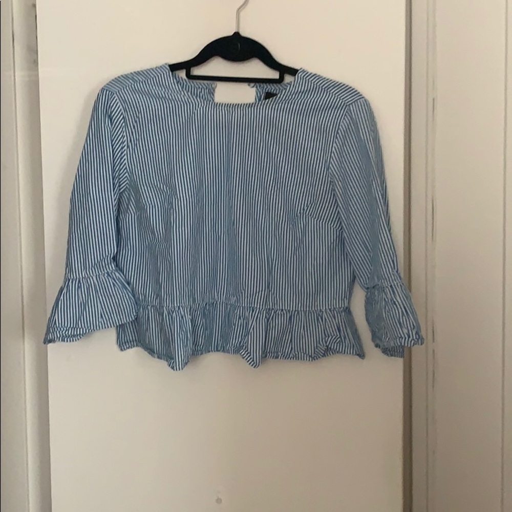 A crop top striped ruffled shirt